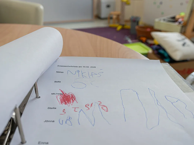 Anwesenheitslist mit gemalten Symbolen  | © AWO Bremerhaven / Simone Hryzyk