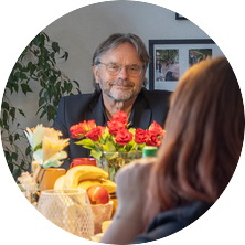 Das Foto zeigt AWO-Präsident Michael Groß in einer Gesprächssituation