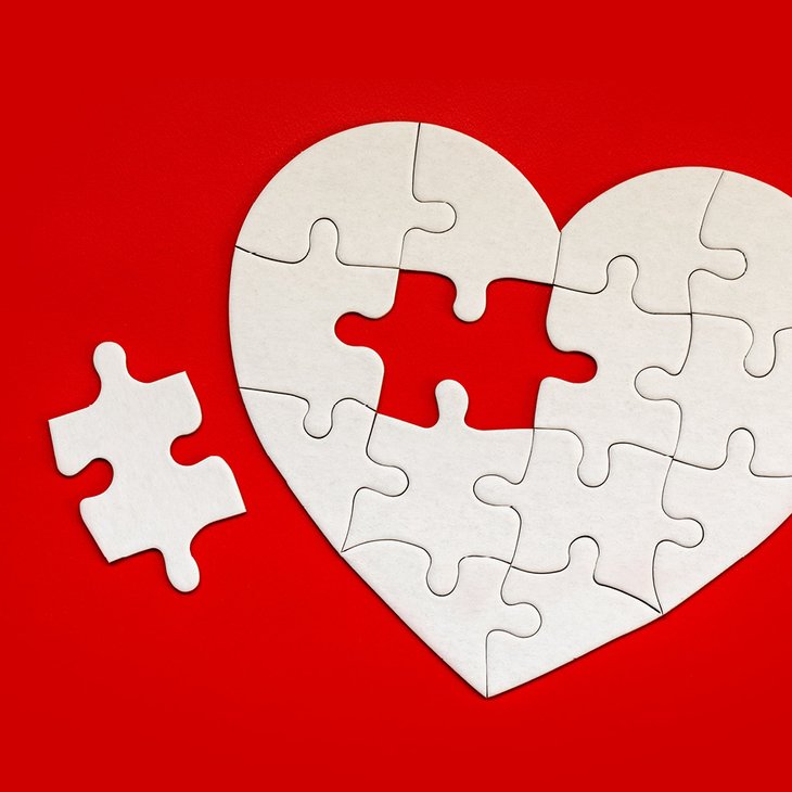 Das Foto zeigt ein weißes Herz, welches aus Puzzleteilen zusammengesetzt ist. Ein fehlendes Teil liegt daneben, welches symbolisch für das fehlende Mitglied stehen soll.
