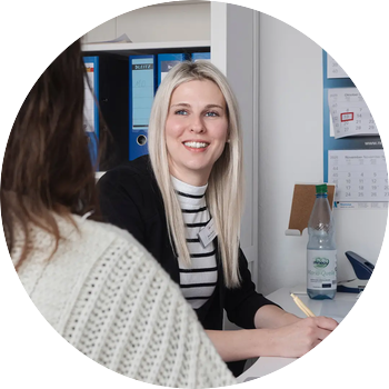 Das Foto zeigt Anna Bartels im Gespräch